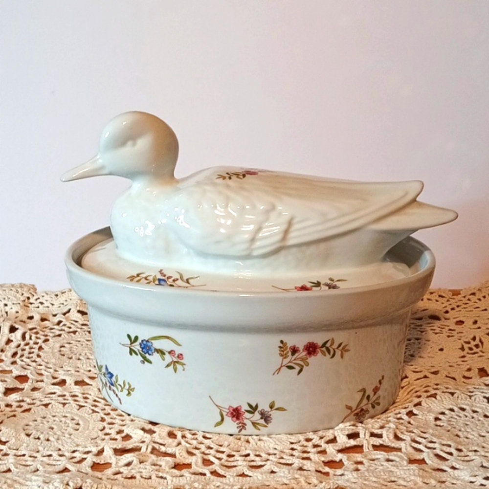 Cordon Bleu The Frieda Collection Covered Casserole Baking Dish Duck on Lid
